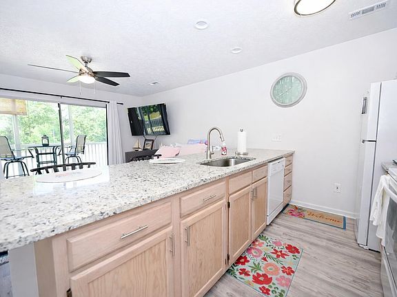 4th image of 619 Tupelo Ln. #2E