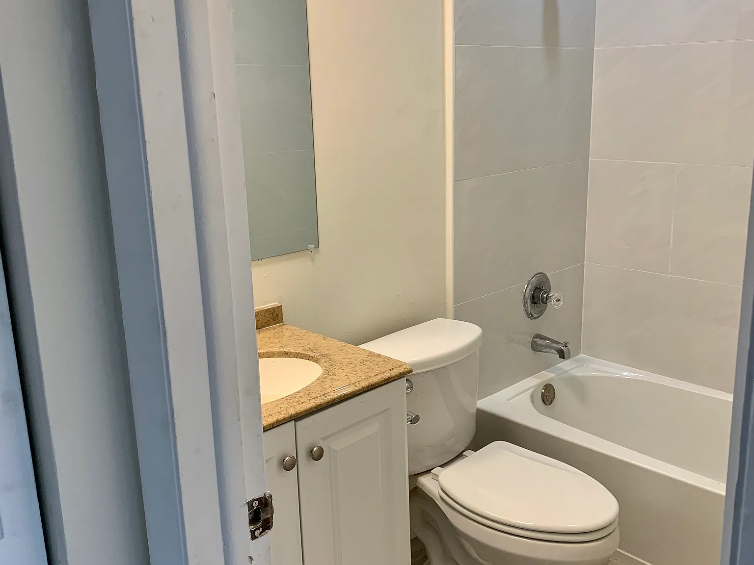 2 bed, 1.5 bath, 893 sqft, $2,000 — Photo 3