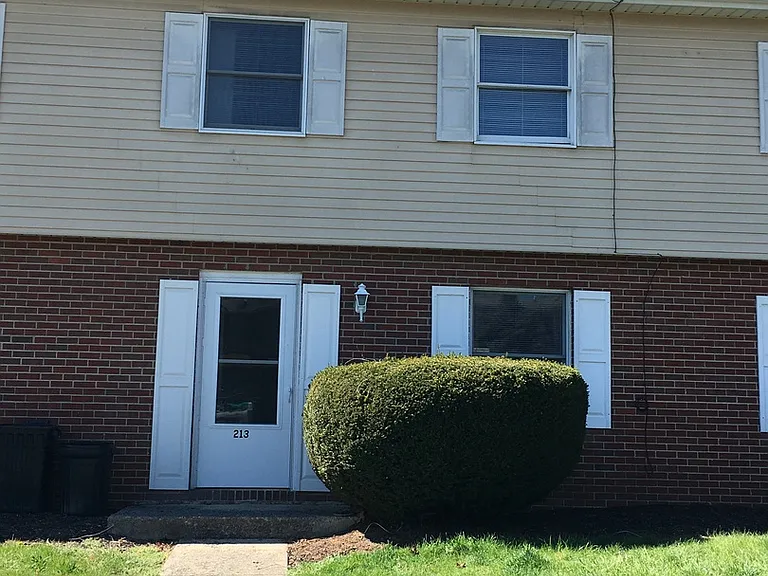 209 Surrey Ct — Photo 16