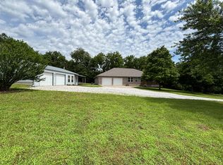 3702 Round House Rd, Aurora, MO 65605