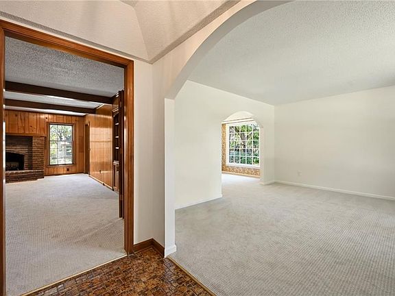 4th image of 13711 W 69th St