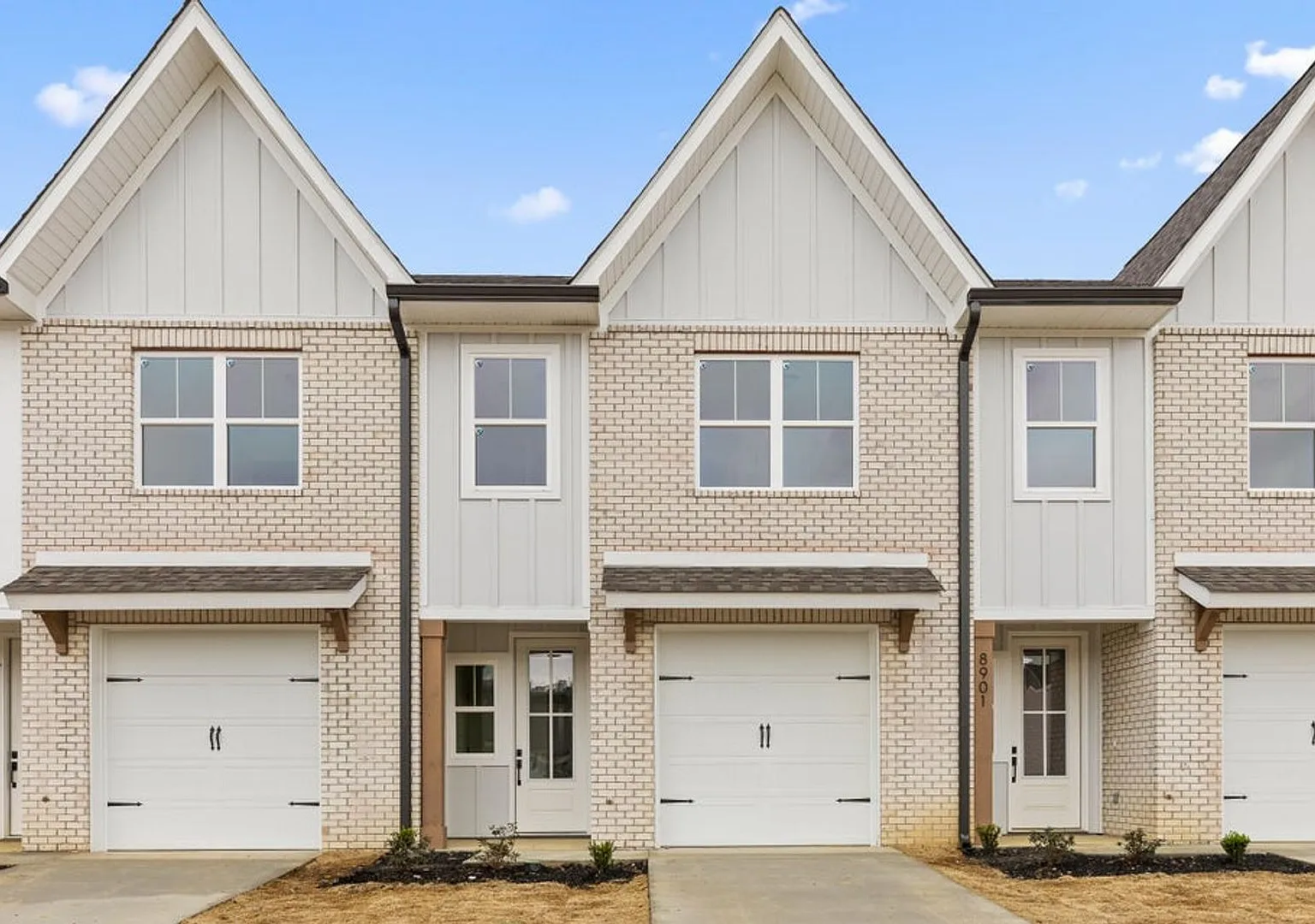 Beautiful 3-Bed Townhome at James Creek — Photo 1