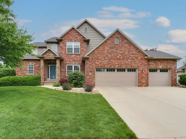 69 Brookstone Cir, Bloomington, IL 61704