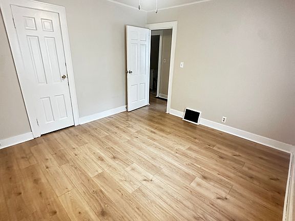 5th image of 902 N Central Ave