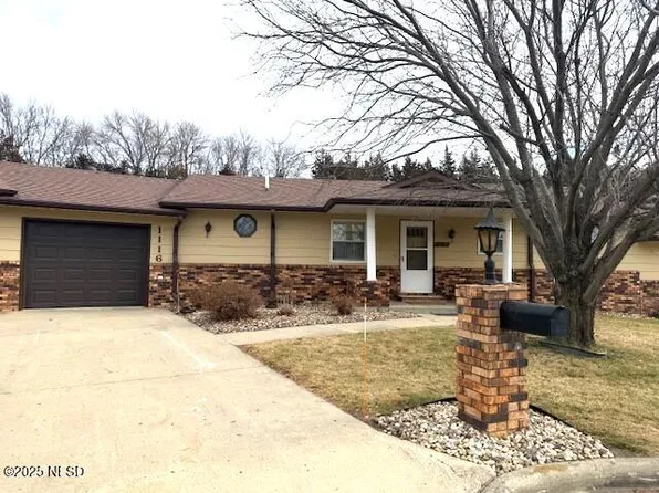 1116 N Riverview Ct, Watertown, SD 57201