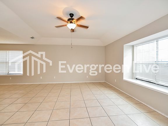 5th image of 1016 Hunters Glen Dr