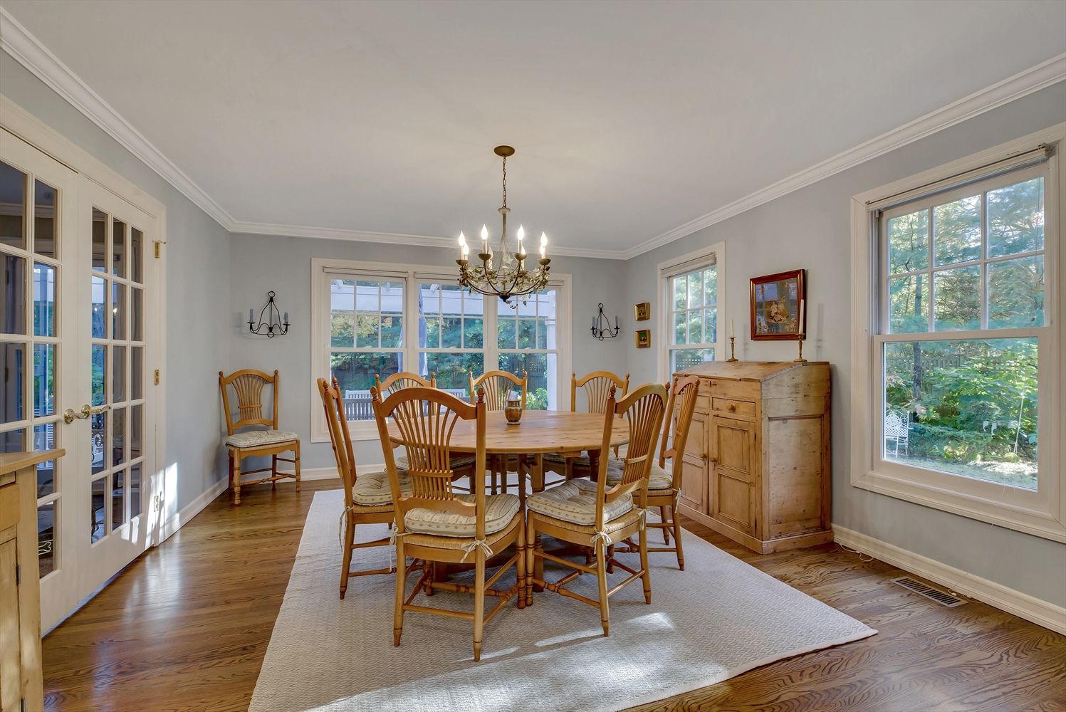 BRIGHT & SPACIOUS DINING ROOM - ACTUAL