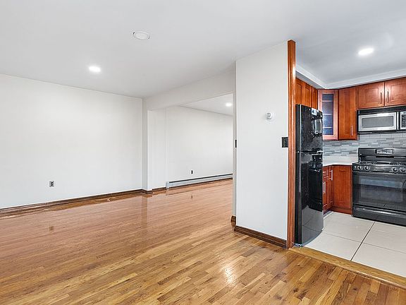 5th image of 37-16 Greenpoint Ave