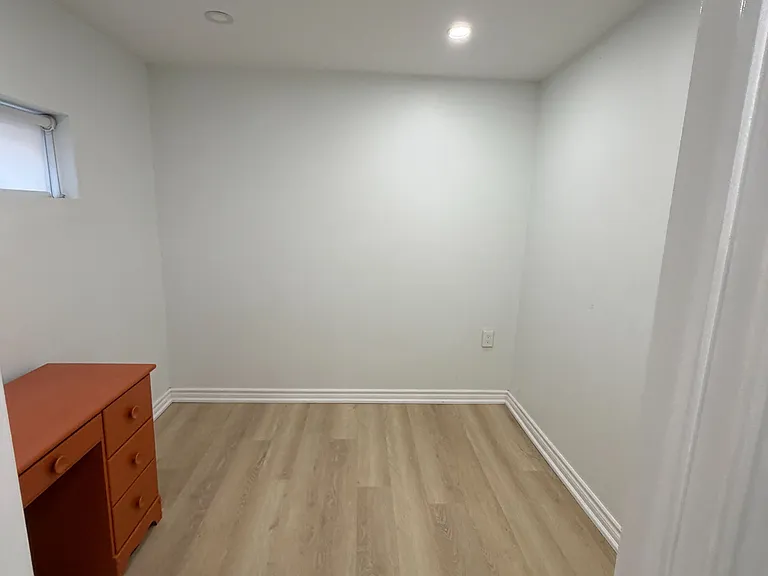 21A Lambton Ave #BASEMENT — Photo 8