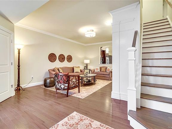 3rd image of 4 Ottaway Ln