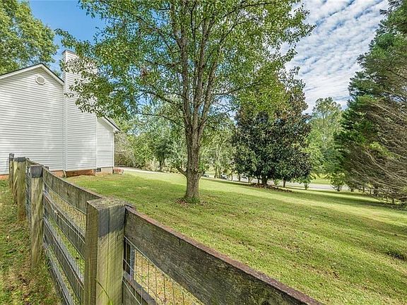 3rd image of 391 Pinewood Pl