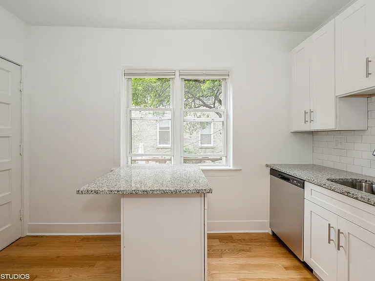 2045 N Winchester Ave #1F — Photo 2