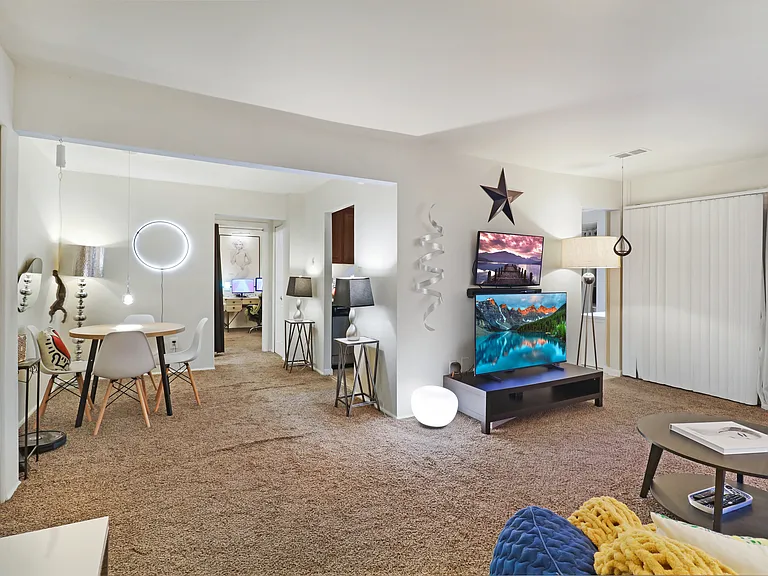 Cozy private bedroom available for rent! Features a comfortable twin-size bed and a flat-screen TV equipped with Firestick and Roku for all your streaming needs. Perfect for a quiet and convenient living space. Yale "Keyless" lock.