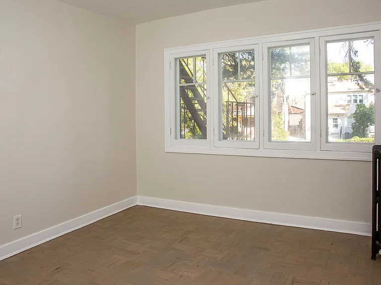 Pollyanna Apartments — Photo 16