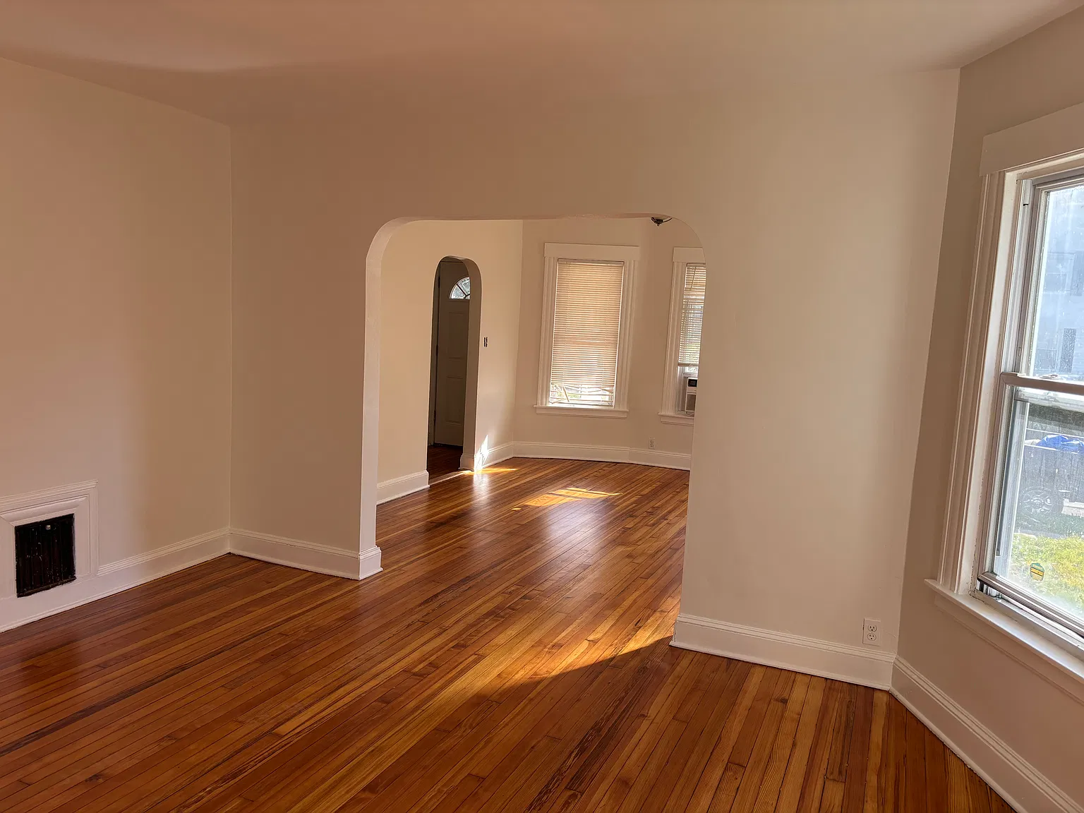 2 bed, 990 sqft, $1,800 — Photo 2