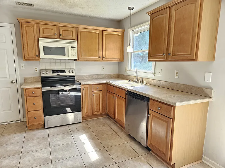 960 Ridgebrook Rd — Photo 2