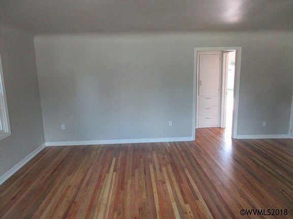 4th image of 1180 Spruce St NE