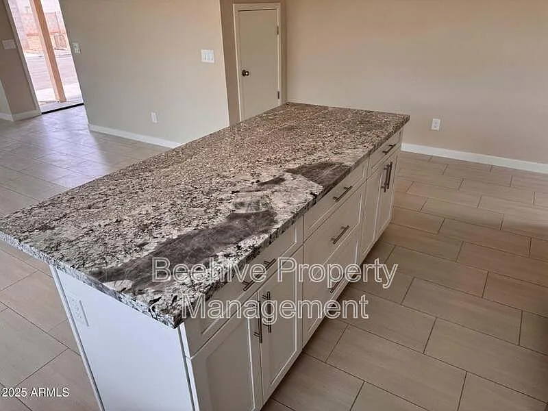 4 bed, 2.5 bath, 1716 sqft, $1,799 — Photo 3