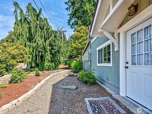 4th image of 1071 Swanson Way NE