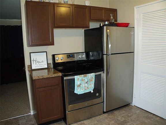 3rd image of 8 Hillcrest Ct