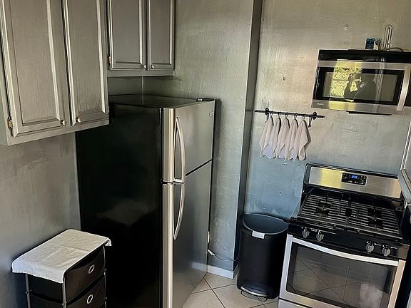 3rd image of 142 N Swall Dr #2