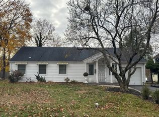 10 Redwood Rd, Livingston, NJ 07039