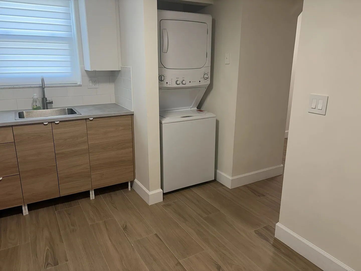 Prestigous Townhome in Colonial Townhouses — Photo 4