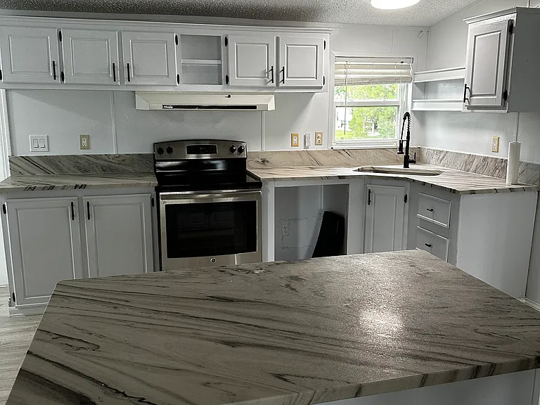 Granite counter tops New! Open Concept,
Laundry Room on the same Floor, Indoor