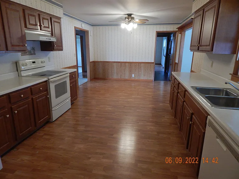 922 Penguin St — Photo 4