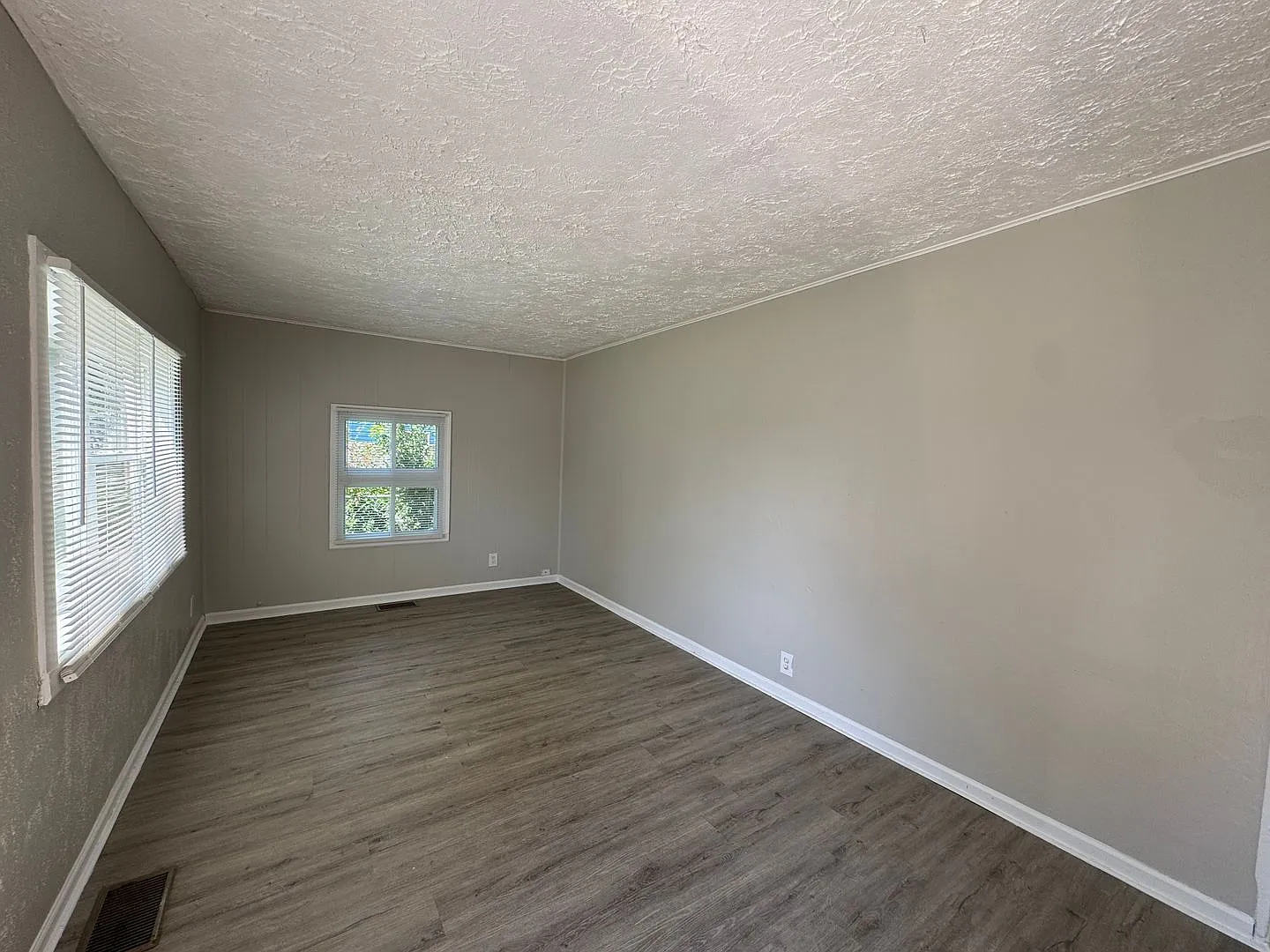 Eagledale Square 3 Bedrooms 1 Baths — Photo 2