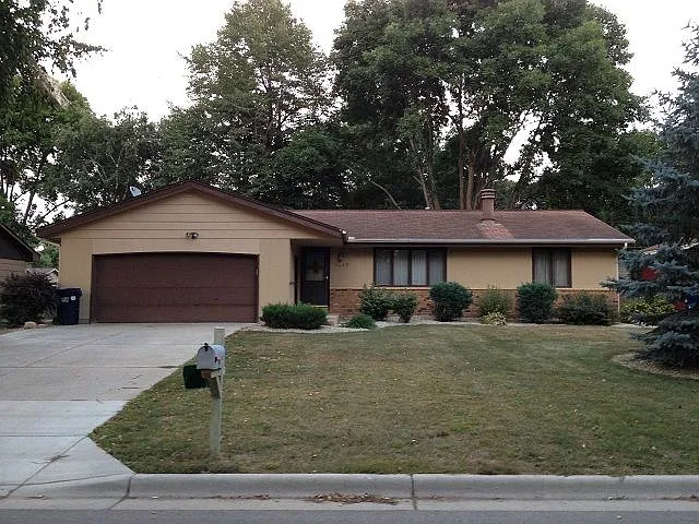 1047 Tyler St S — Photo 1