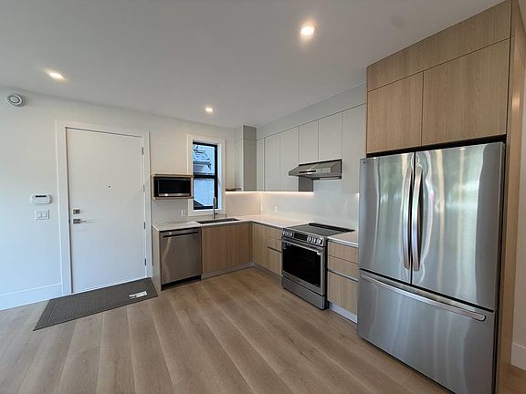 4th image of 9X3 Westmount Dr