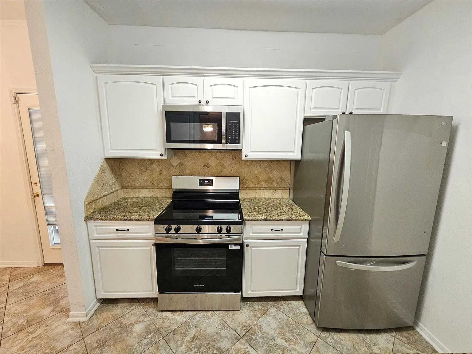 2 bed, 2.5 bath, 1520 sqft, $1,650 — Photo 2