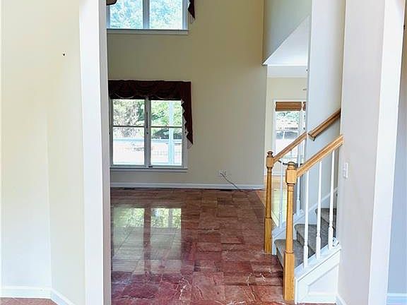2nd image of 811 Valley Dr