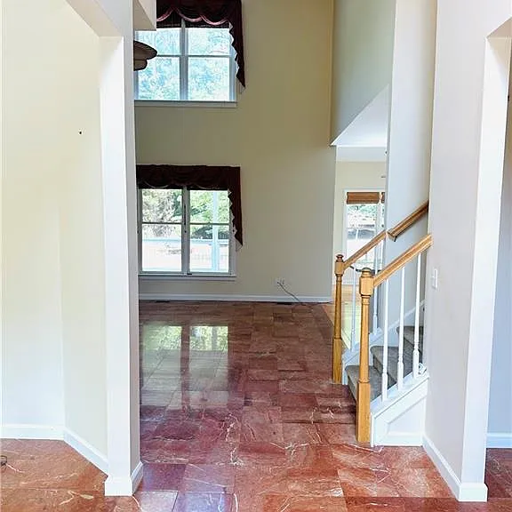 811 Valley Dr — Photo 2