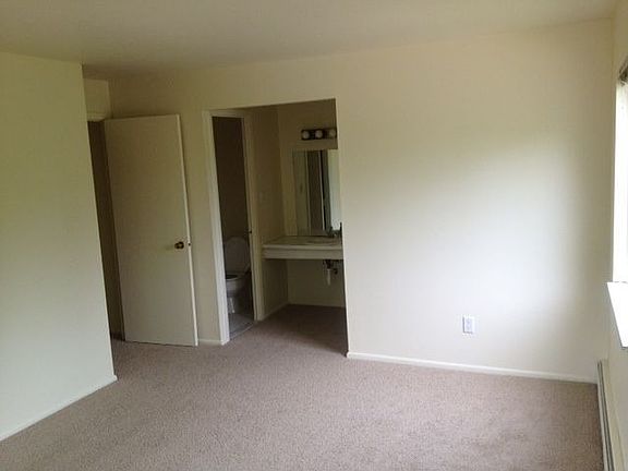 Master bedroom 1/2 bath