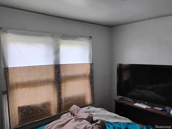 2nd image of 15338 Baylis St