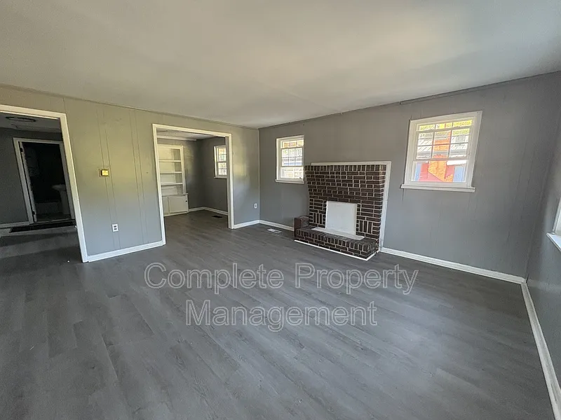 5 bed, 2.5 bath, 1911 sqft, $1,500 — Photo 2