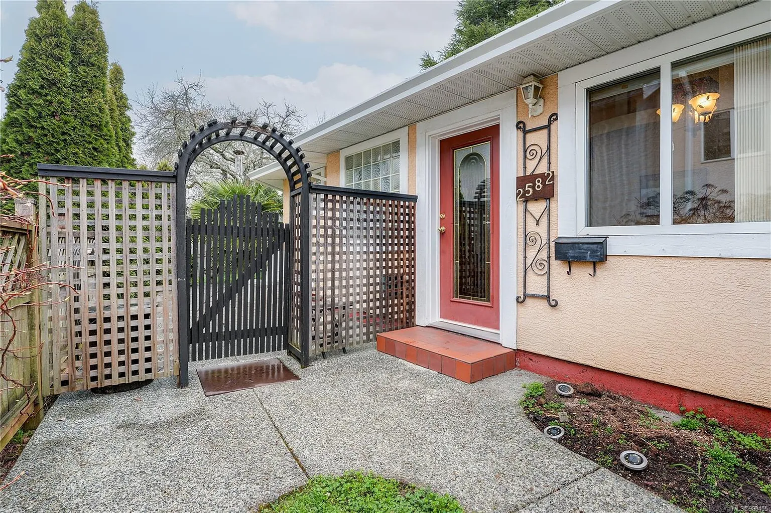 2582 Empire St photo 1