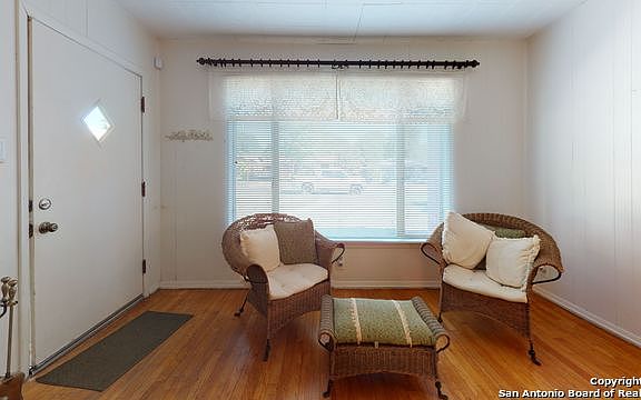 5th image of 142 Basswood Dr