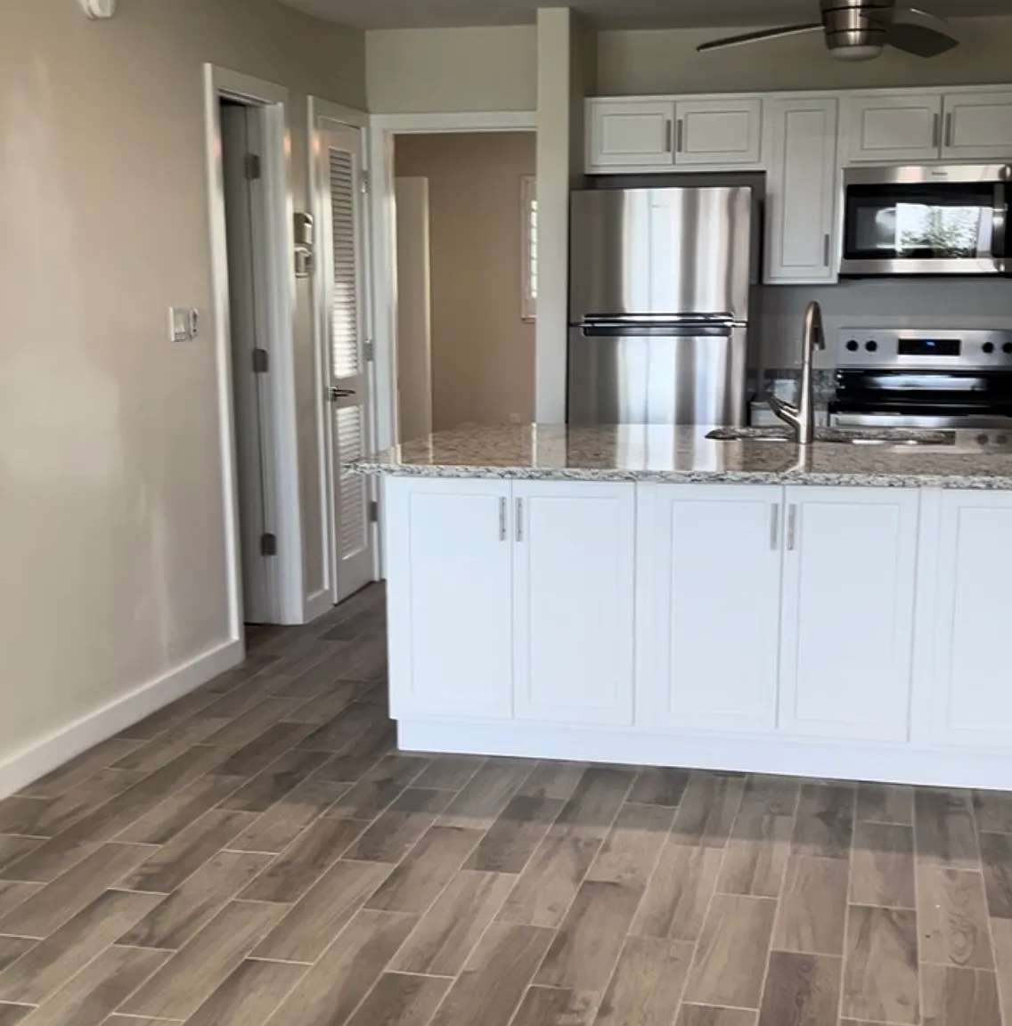 3225 E Riverside Dr — Photo 1