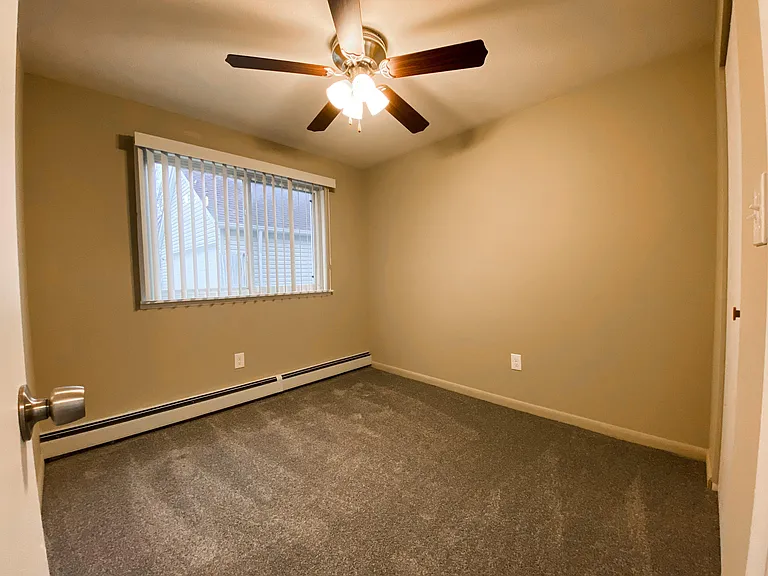 Holland Gardens Apartments — Photo 15