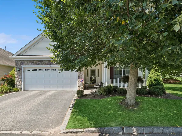 13 Graycrest Court, Mount Sinai, NY 11766