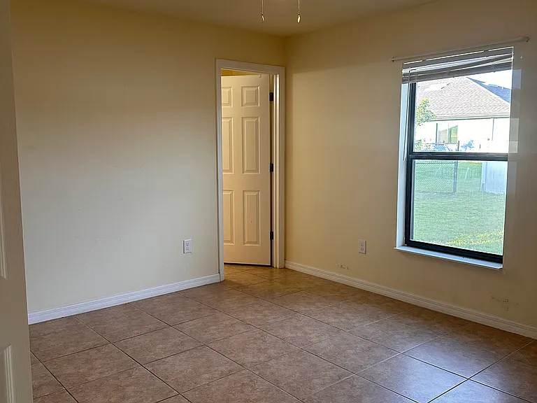 4427 SW 9th Ave — Photo 6
