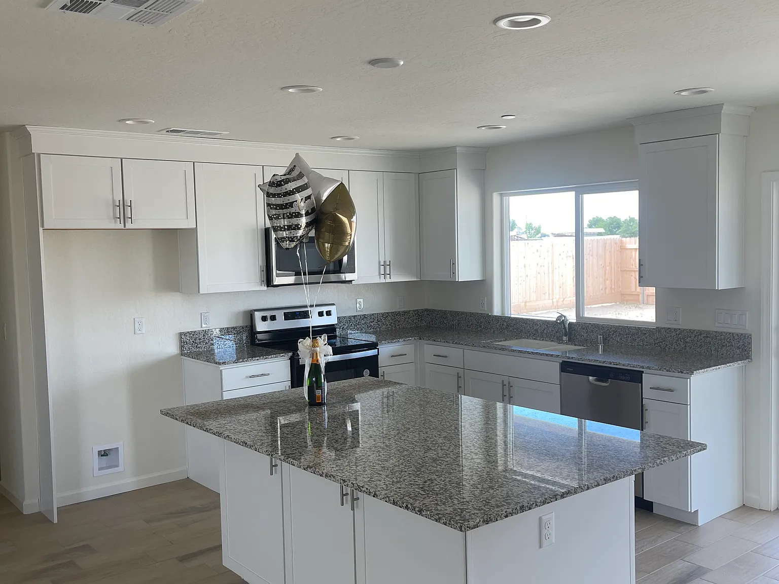 4 bed, 3700 sqft, $3,999 — Photo 3