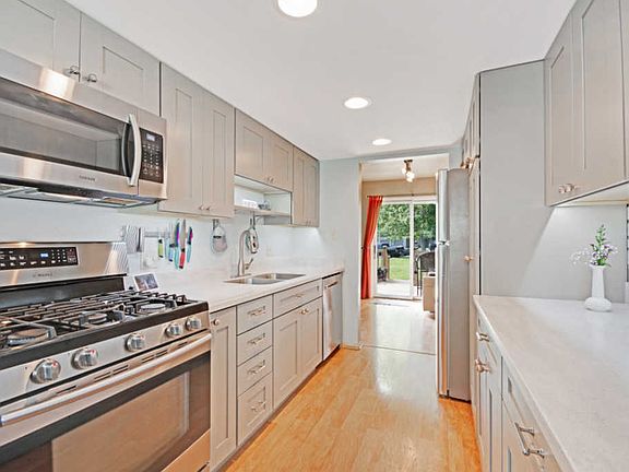 4th image of 1063 Rainwood Dr
