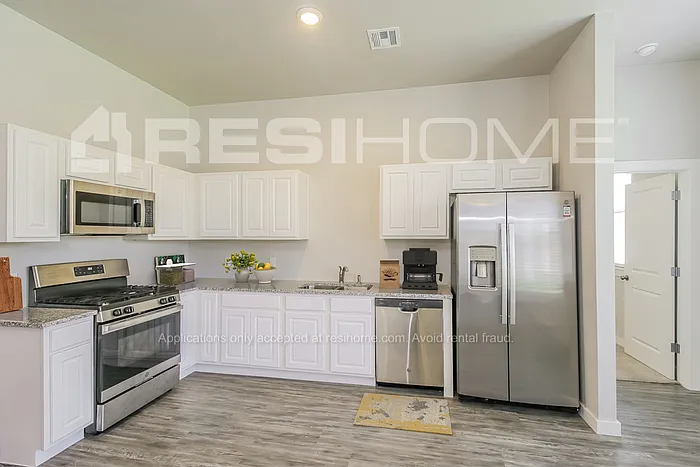 3 bed, 2.0 bath, 1307 sqft, $1,595 — Photo 2