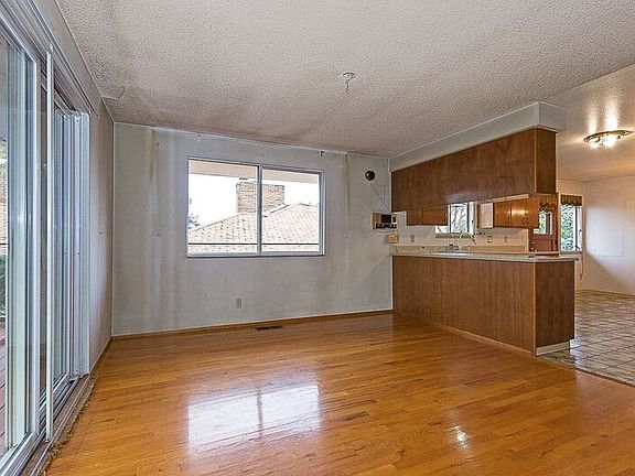 Dining room opens to deck