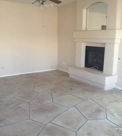 Family room w fireplace