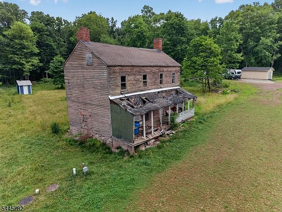 3rd image of 41 FEATHERBED LANE